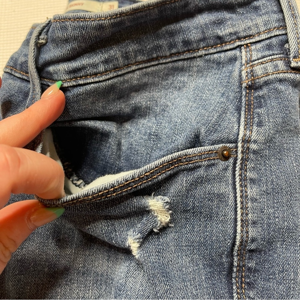 Levis Medium Washed Mid Rise Skinny Jeans (31)‎ - Picture 2 of 11